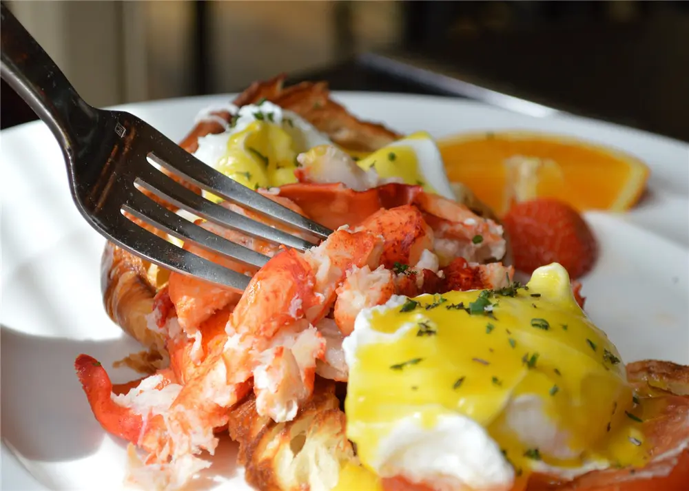 Lobster benedict with hollandaise sauce and fruit