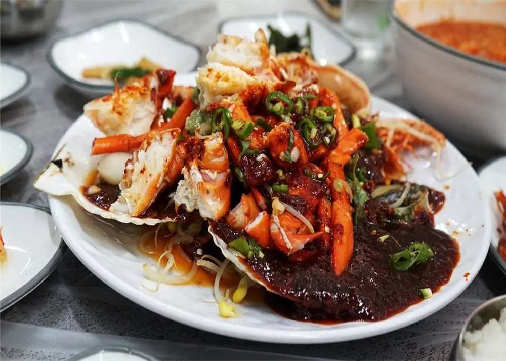 Spicy seasoned king crab with chili and scallion